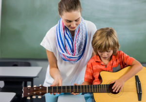 Guitar Family Instruments Lessons for children in Vienna. Gitarre & Zupfinstrumente-Kurse für Kinder in Wien.